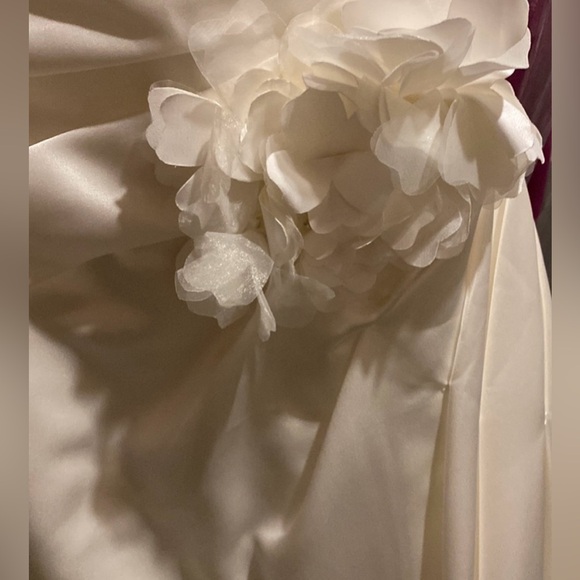 Ivory Private Label satin a-line strapped wedding gown - Picture 3 of 9